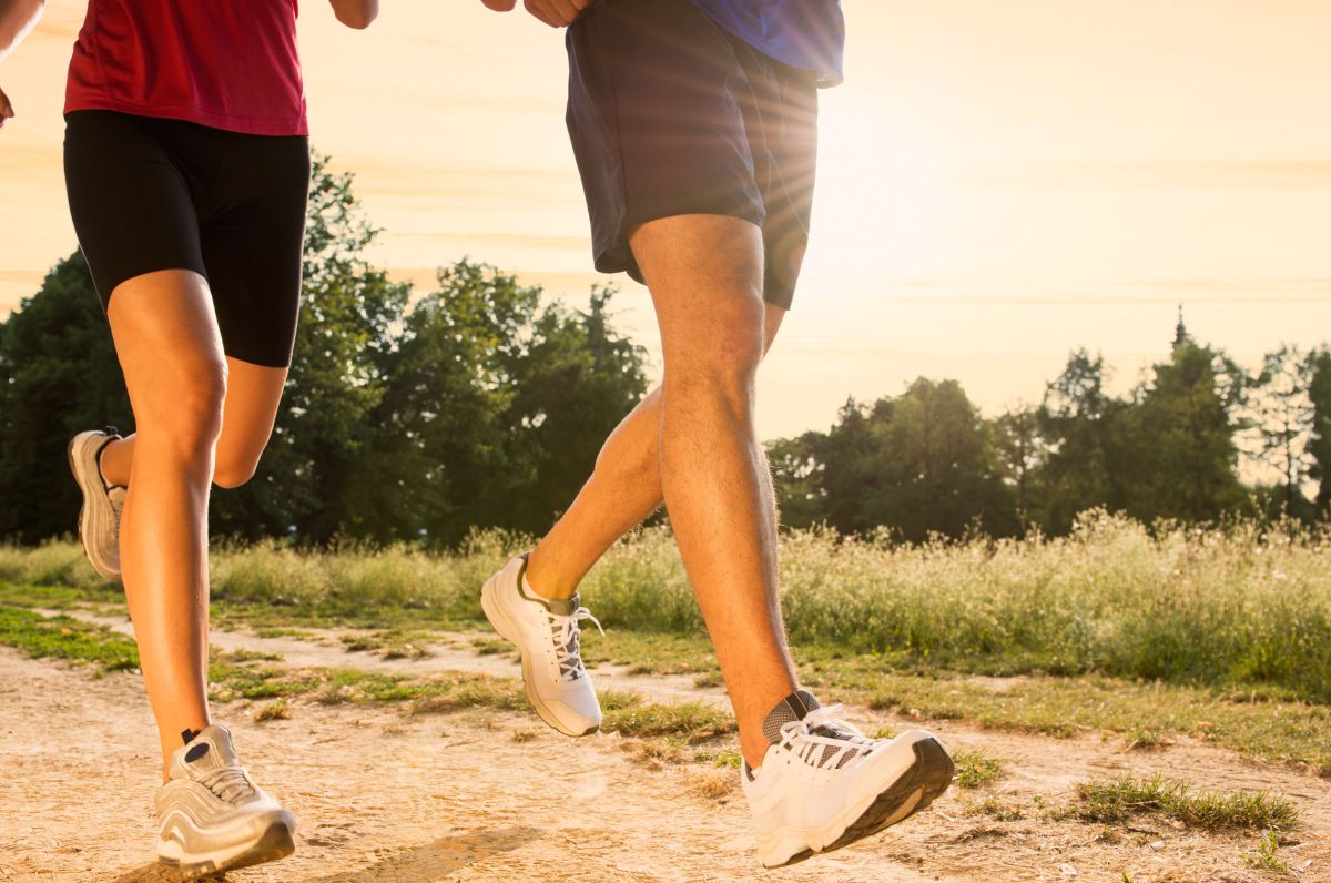 2 people running and exercising